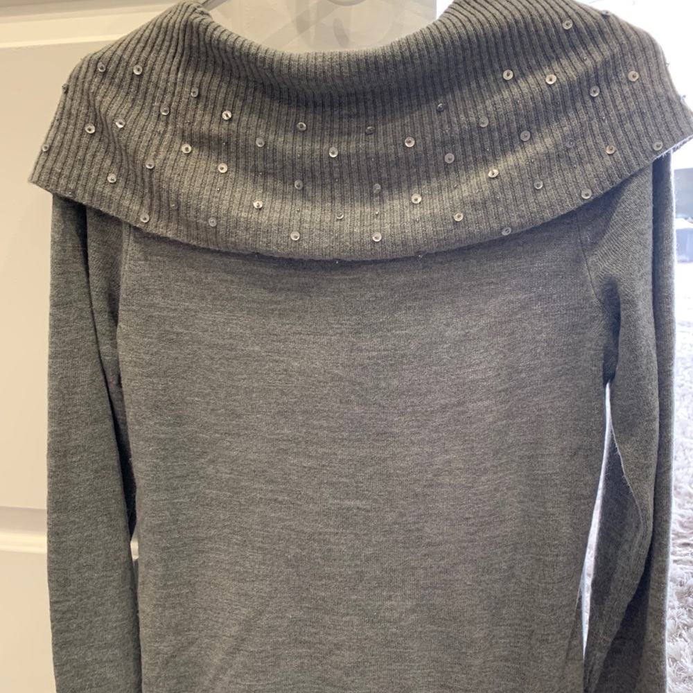 Grey long sleeve boatneck w/sequence size M